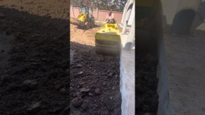 Отсыпка и уплотнение грунта под зданием.