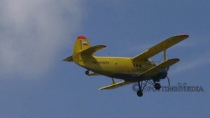 Посадка и взлёт самолета биплана Ан-2, сбросил парашют?