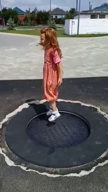 Девочка прыгает на батуте смотреть онлайн