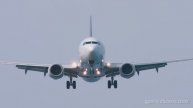 Боинг 737 Сингапурских авиалиний заходит на посадку над пляжем Май Као, аэропорт Пхукет.