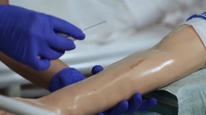 Проведение венепункции и взятие проб крови с помощью ?