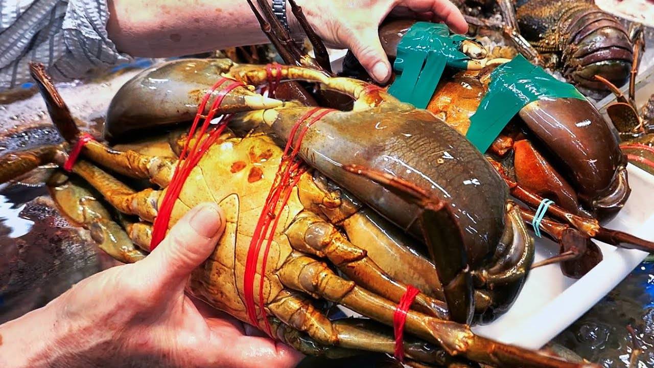 Японская уличная еда — гигантские крабы, приготовленные двумя способами. Морепродукты Окинава