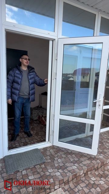 На входную дверь установили москитную сетку плиссе. О?