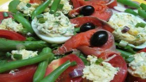 Салат с  рыбой и фаршированными яйцами