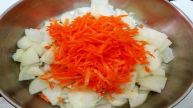 Почки с соусом и огурцами