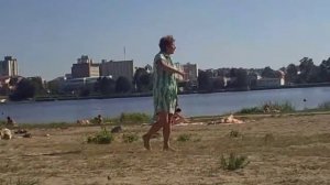 Пьяная баба на пляже