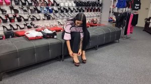 Роуз примеряет детские розовые блестящие черные туфли на высоком каблуке 7 дюймов