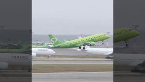 Взлёт яркого Embraer 170 S7 Airlines из Домодедово