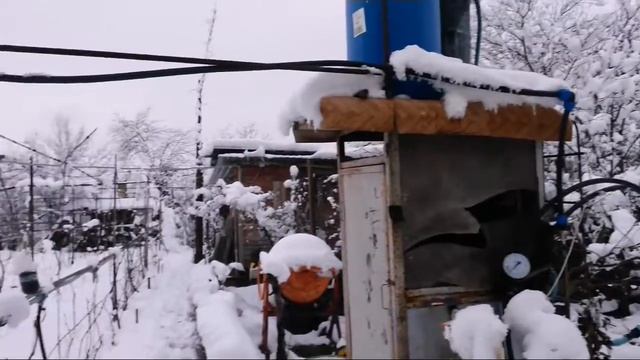 Артём играет в снежки. смотреть онлайн