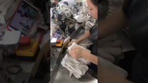 Оборудование машинка для окантовки перчатки. Оверлок для перчатки