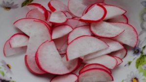 Салат с редисом и брынзой