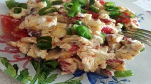 Омлет с колбасой, шампиньонами и прованскими травами