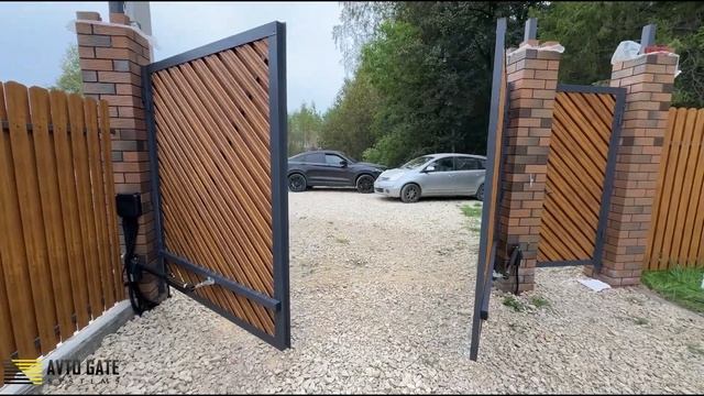Распашные ворота с калиткой и автоматикой с заполнени