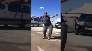 Казах красиво танцует