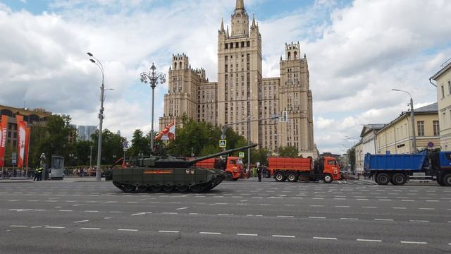 Проезд военной техники с генеральной репетиции парада на Красной площади. 07.05.2025 год. Москва. смотреть онлайн