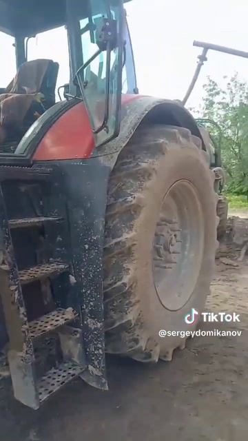 МТЗ 3522 набирает жижу на поле смотреть онлайн