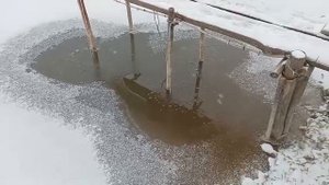 Шланги компрессора на пруду замерзают и он плохо кача?