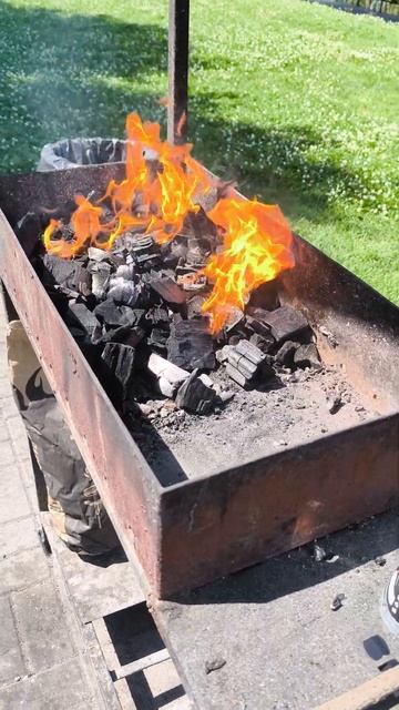 Поджигайте уже пропитанные угли, а не жгите жидкость д смотреть онлайн