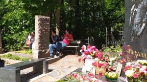 Видеоэкскурсия по Богословскому кладбищу. Могилы Цоя, Горшенёва, Лаврова, Шушуновой и других