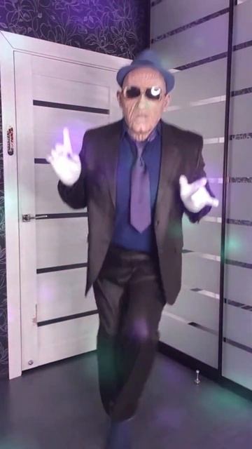 Дед на шарнирах😀🔥🕺 #dedpatap #танец #танцор #юмор #дедпатап #прикол смотреть онлайн