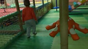 Детская площадка прыгаем на надувном батуте и катаемс