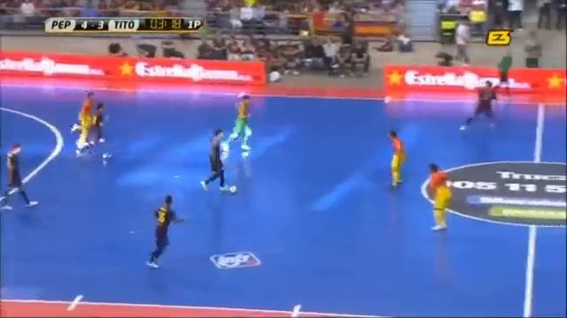 Барселона играет в мини футбол | Pep Guardiola vs Tito Vilanova