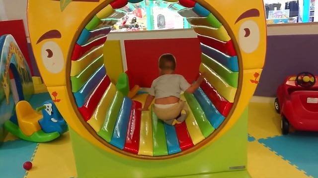 Ребенок катается с горки на детской площадке, прыгает смотреть онлайн