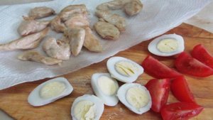 Салат из помидора с курицей и оливками