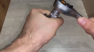 Откручивание болта на зажиме с помощью трещотки