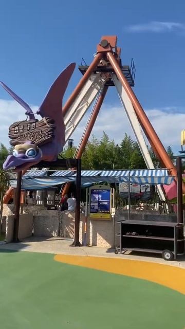 Аттракцион-качели в парке Movieland, 2021.