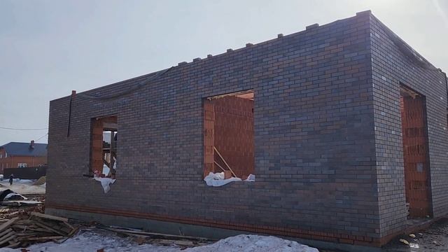Кирпичный одноэтажный дом на 160м2. завершение кладочны