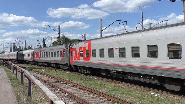 По деревяшке ЭП1М-608 с поездом №258 Печора-Адлер отправляется со станции Миллерово