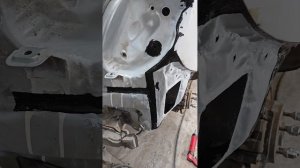 Ремонт Kia Ceed - нанесение шовного герметика в места соед