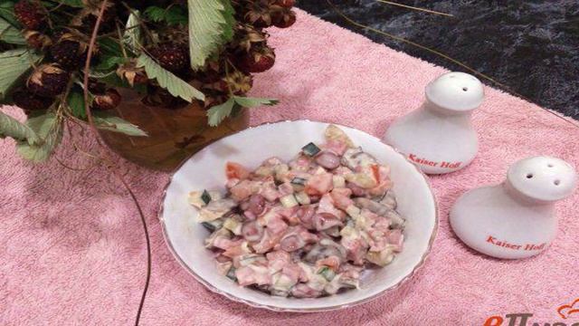 Грибной салат с овощами и колбасой
