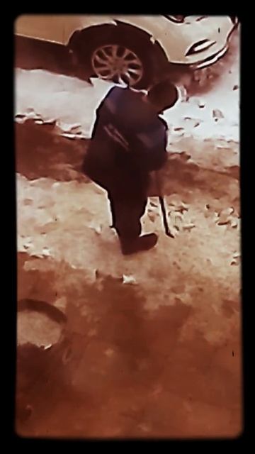 Вялый дворник во дворе, по ВЕСЕННЕЙ, он,-поре, дрючит лё смотреть онлайн