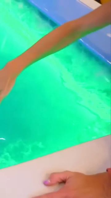 Играем на водном батуте! #дети #длядетей #игрысдетьми #? смотреть онлайн