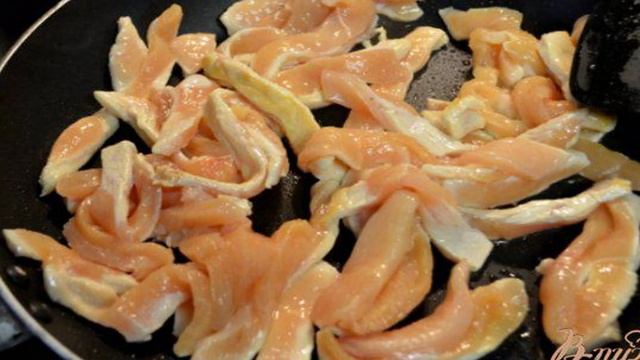 Куриный гужон с чесночным соусом
