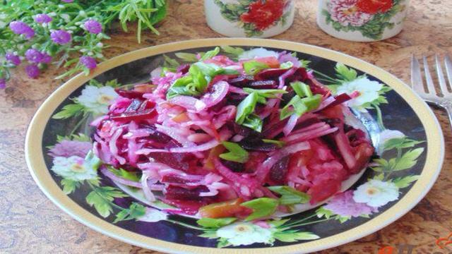 Салат с квашеной капустой и свеклой