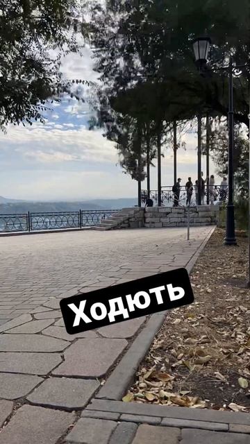 А на Китайской беседке в Пятигорске куча народу. Всегд