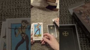 Таро расклад. Почему не выходит на связь человек?