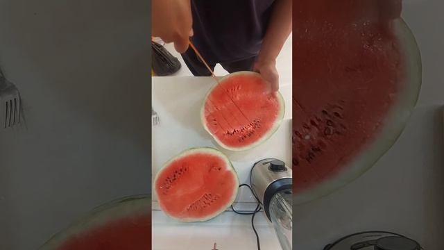 как правельно нарезать арбуз#арбуз#нож#нарезка#how to cut w смотреть онлайн
