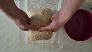 Обминка (укрепление теста), растяжка и складывание внутрь.