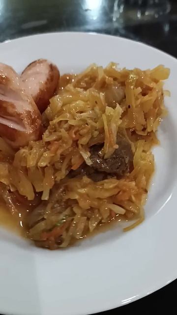 Солянка с говядиной и жареными мини сосисками в ресто? смотреть онлайн