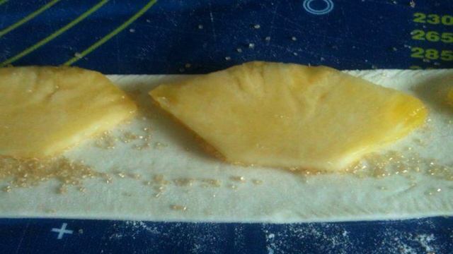 Слойки-розочки с ананасом
