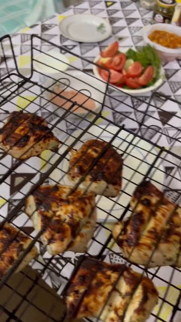 Саранча/Не успеваю готовить шашлык/сметают все Много ? смотреть онлайн