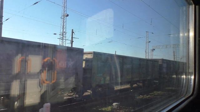 Полосатая зелень ВЛ80С-25672602Б с грузовым поездом на станции Лихая
