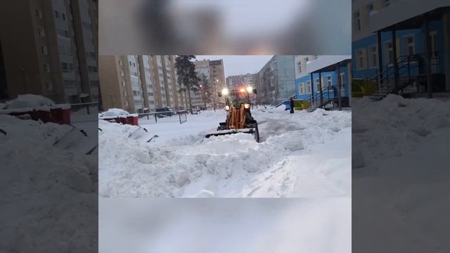 Великолепный погрузчик Venieri VF 1,63 убираем снег в Детском саду 50, г.Сыктывкар смотреть онлайн