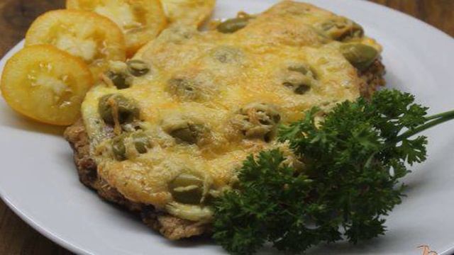 Свиная отбивная с оливками под сыром