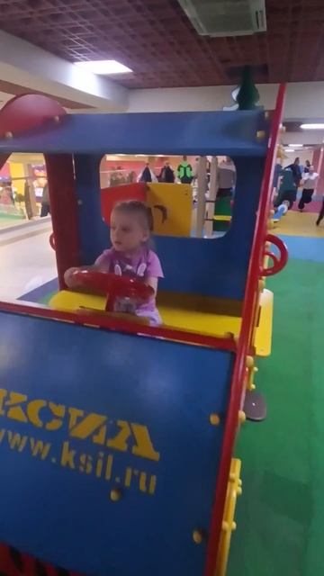 ТЦ Карнавал. Детская площадка. Екатеринбург. Куча дете смотреть онлайн