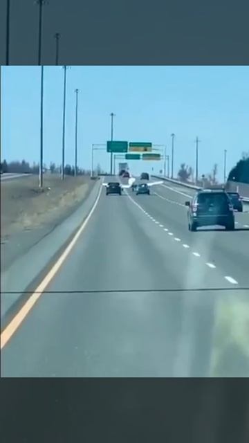 Посадил самолет на оживленное шоссе. смотреть онлайн